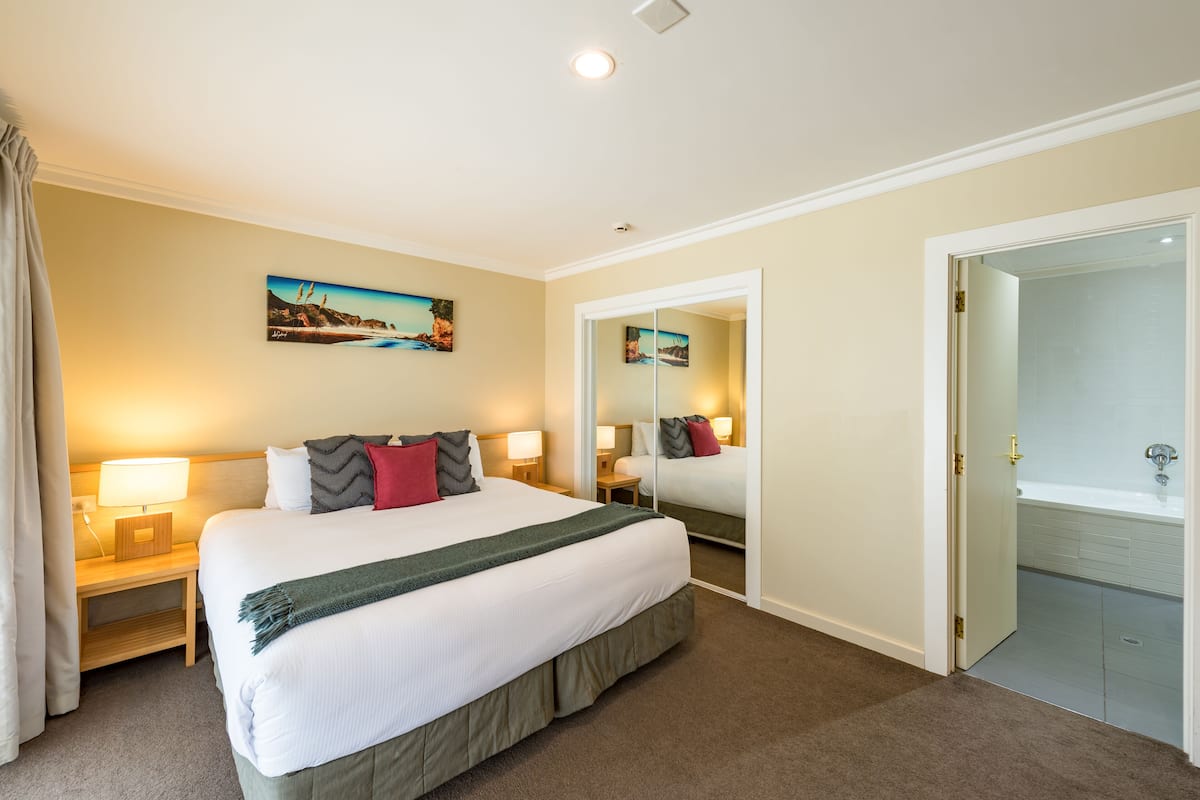 Premium bedding, in-room safe, desk, laptop workspace