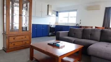 Deluxe apartman, 2 hálószobával | Nappalirész | Tévé