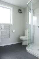 Apartamento superior, 2 habitaciones | Baño | Secador de pelo, toallas, champú y papel higiénico