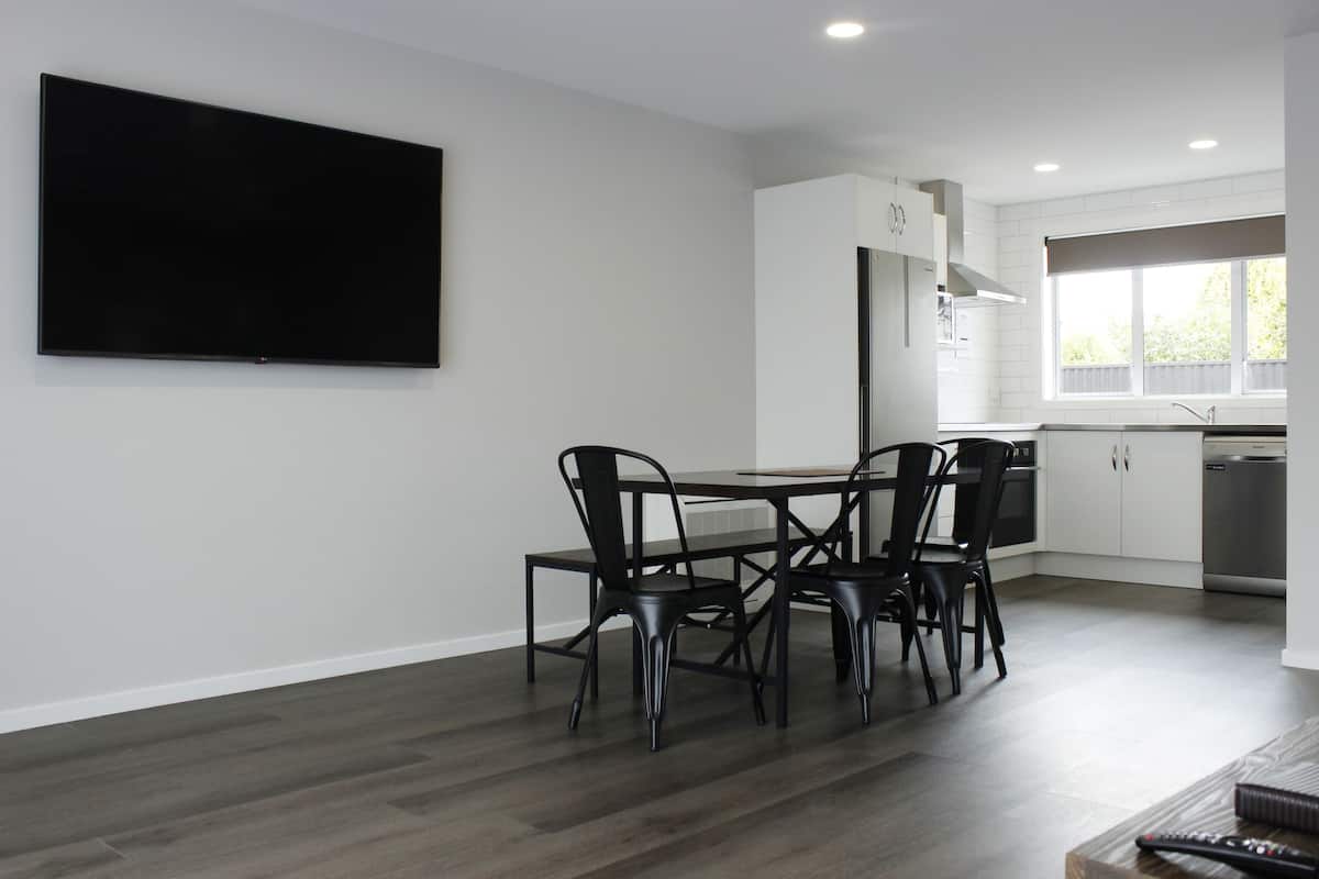 Superior Apartment, 3 Bedrooms | Private kitchen | Microwave, stovetop, electric kettle, toaster