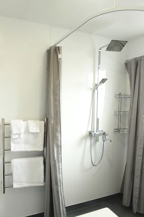 Superior Apartment, 3 Bedrooms | Bathroom | Hair dryer, towels, shampoo, toilet paper - Colonial Motel Invercargill (Invercargill)