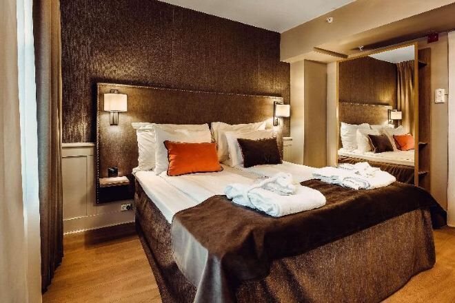 Sengetøy av topp kvalitet, dundyner, skrivebord og blendingsgardiner