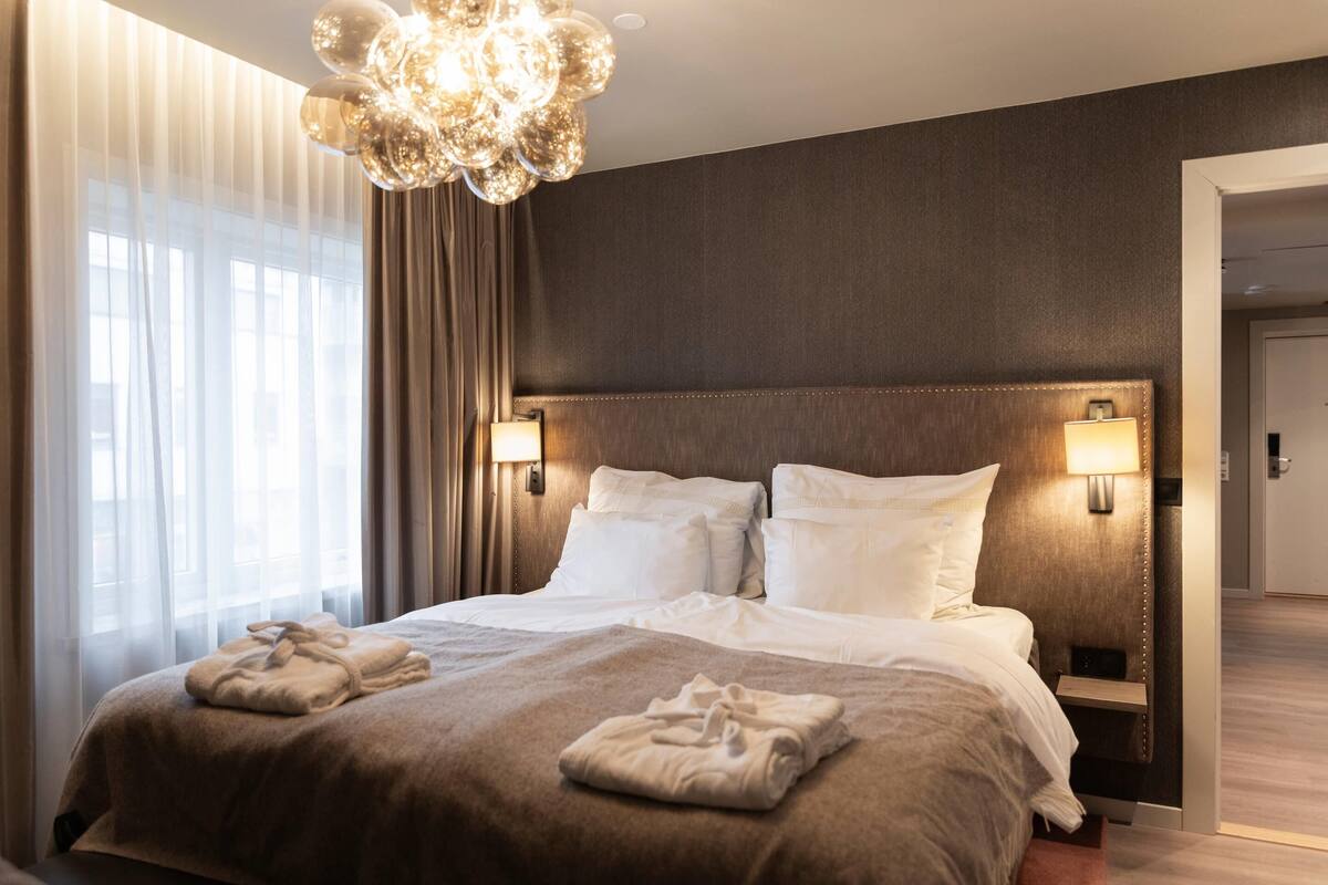 Suite, 1 Double Bed | Gebar bulu kapas, meja, langsir/tirai gelap terus, kalis bunyi 