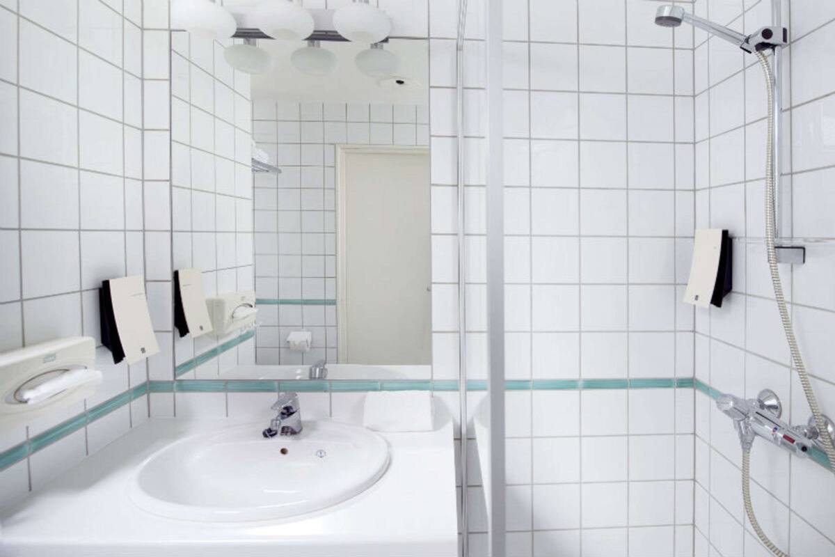 1 bedroom, premium bedding, down duvets, desk