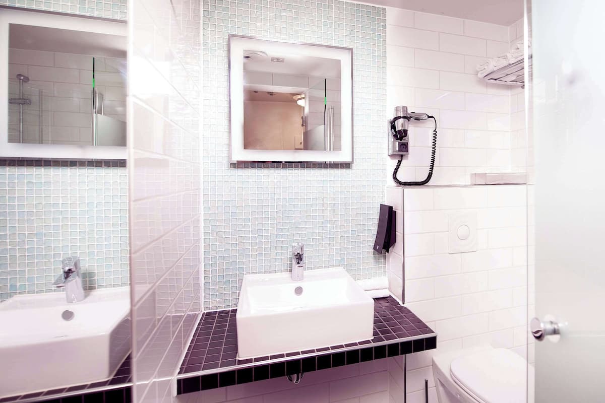 1 bedroom, premium bedding, down duvets, desk