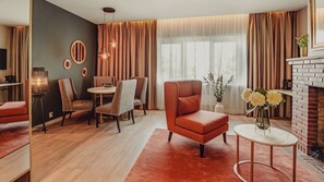 Suite, 1 Double Bed | 起居区 | 平板电视