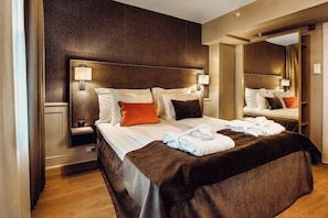 Literie de qualité, couette en duvet, bureau, rideaux d’obscurcissement