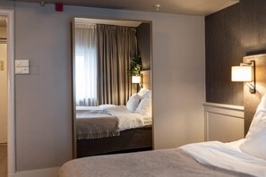 Deluxe Room, Double or Twin | 1 bedroom, premium bedding, down comforters, desk