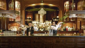 Un bar con armarios de madera y una barra pulida.