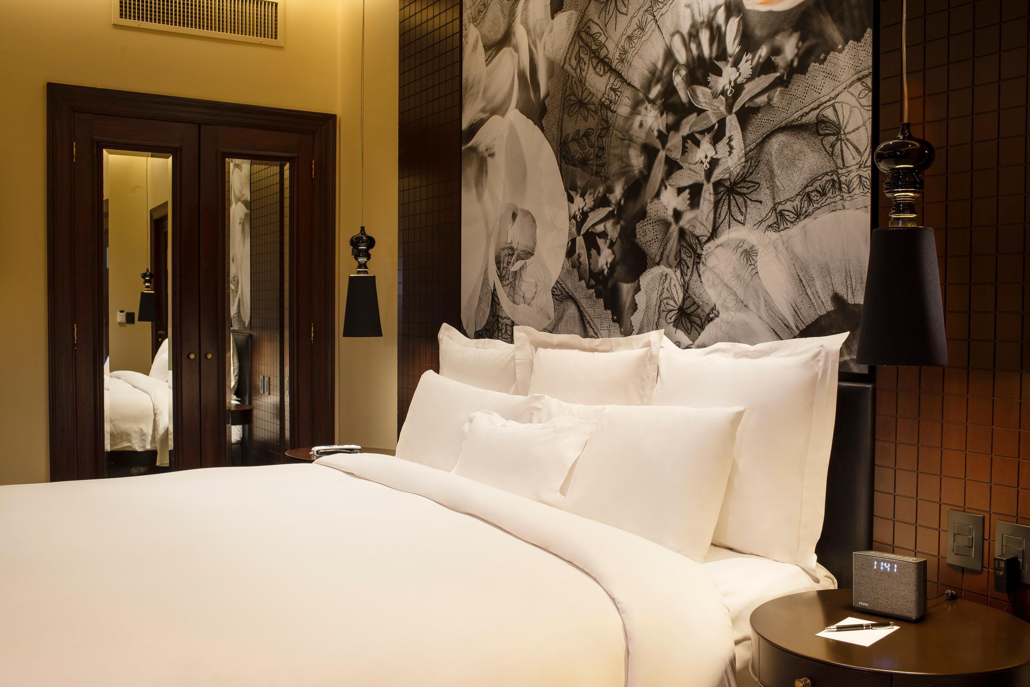 Luxe beddengoed, donzen dekbedden, een minibar, een kluis op de kamer