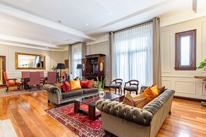 Presidential Suite Golf View | Sengetøy av topp kvalitet, dundyner, minibar og safe på rommet