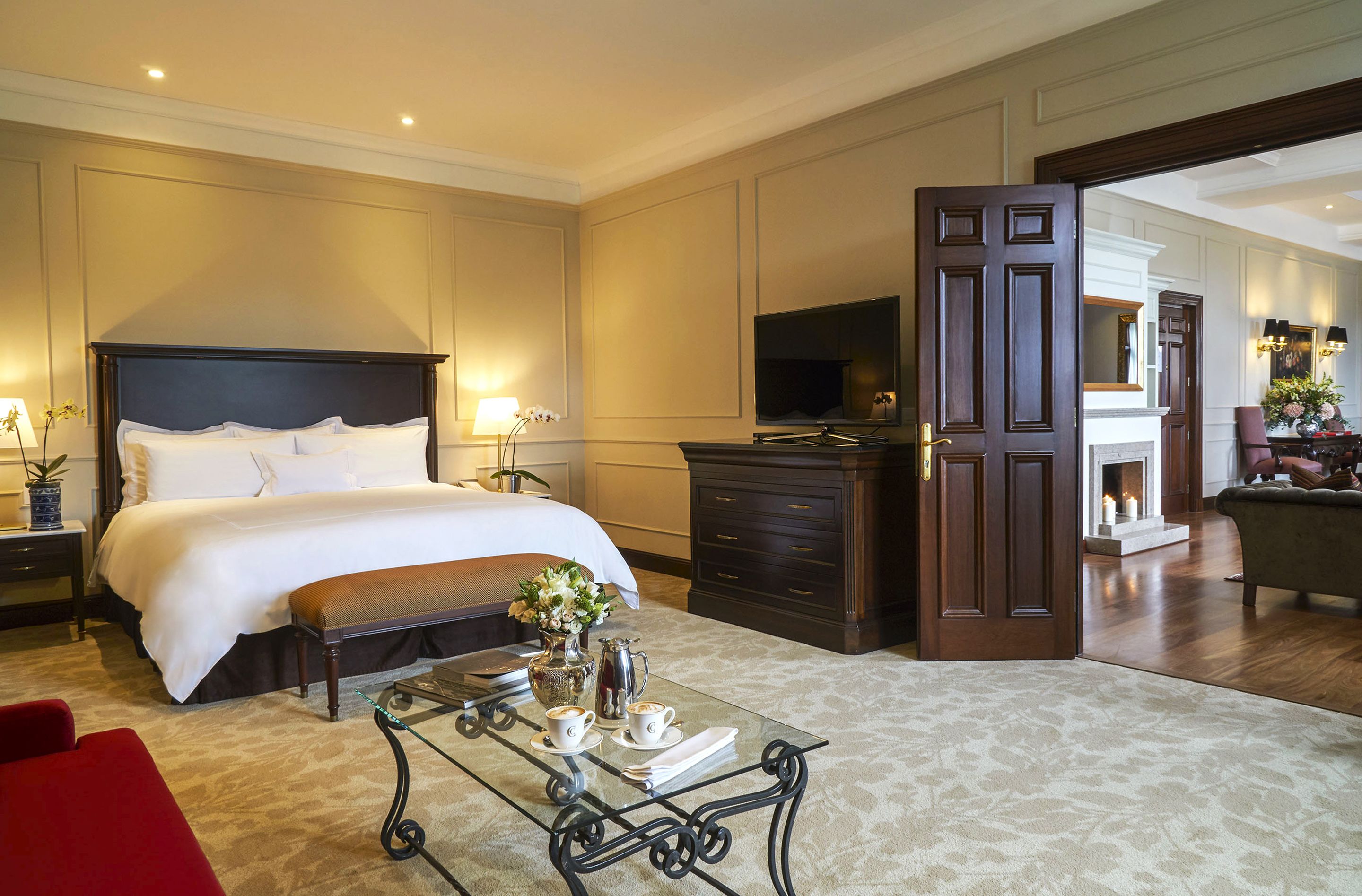 Presidential Suite Golf View | Seprai premium, selimut bulu angsa, minibar, dan brankas