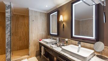 Un baño moderno con dos lavamanos, un espejo grande y una ducha a pie.