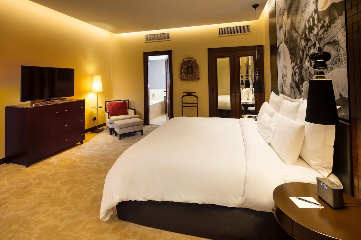 1 bedroom, premium bedding, down duvets, minibar