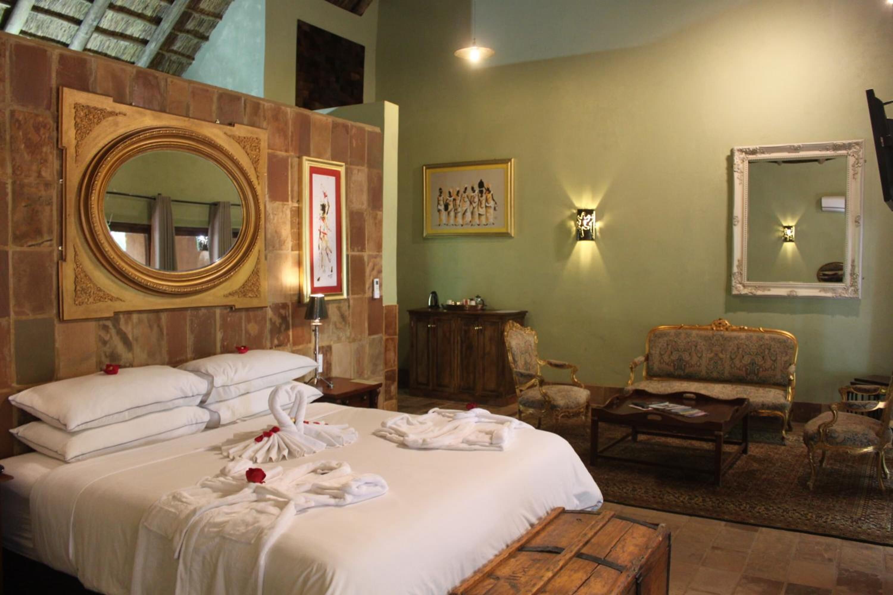 Minibar, caja de seguridad en la habitación y escritorio 