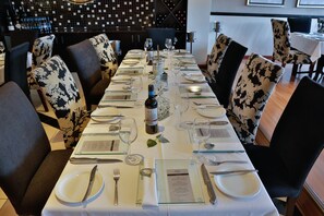 3 restaurants servant le petit déjeuner, le déjeuner et le dîner