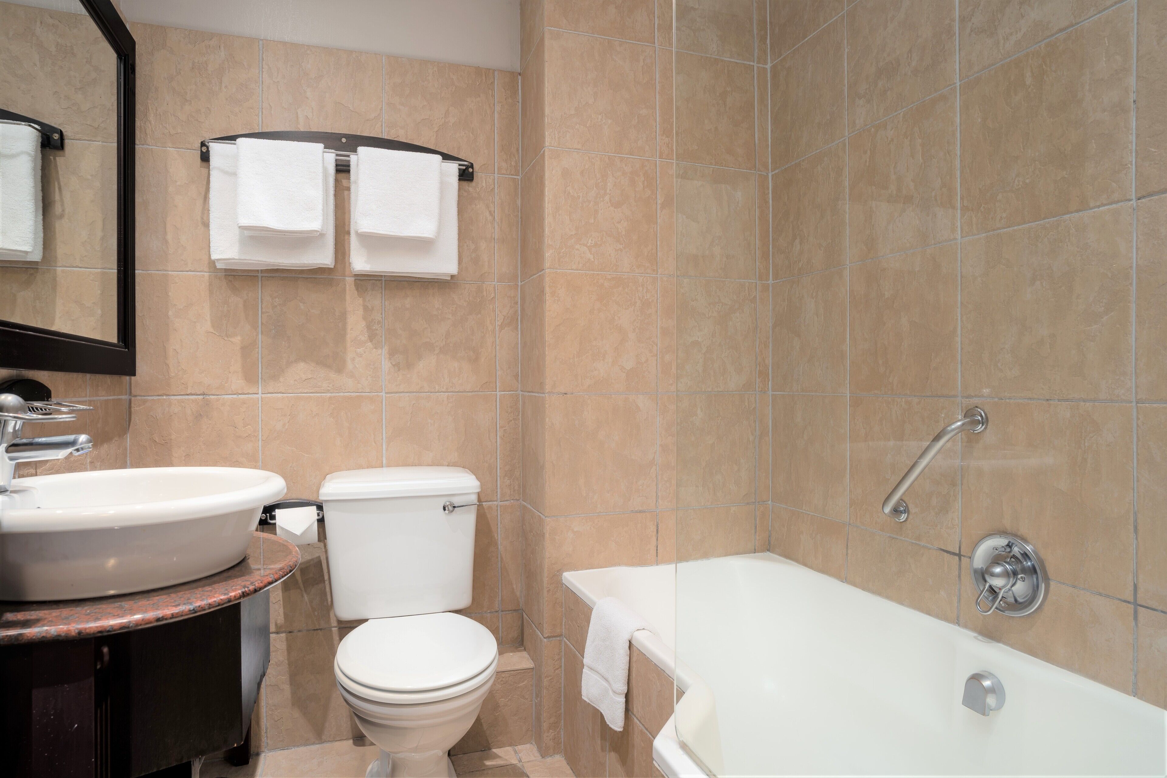 Une salle de bain avec un lavabo, des toilettes et une baignoire.