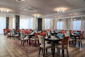 Breakfast, lunch, dinner served; alfresco dining