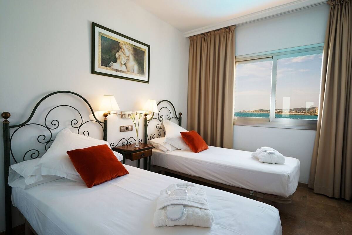 1 bedroom, soundproofing, WiFi (free), bed sheets