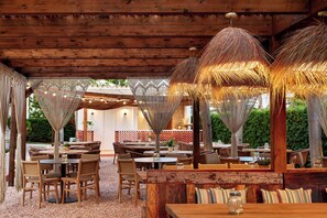 Brunch servi sur place, vue sur la piscine