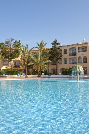 7 outdoor pools, pool umbrellas, sun loungers