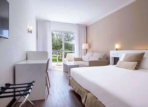 Minibar, bureau, rideaux occultants, fer et planche à repasser