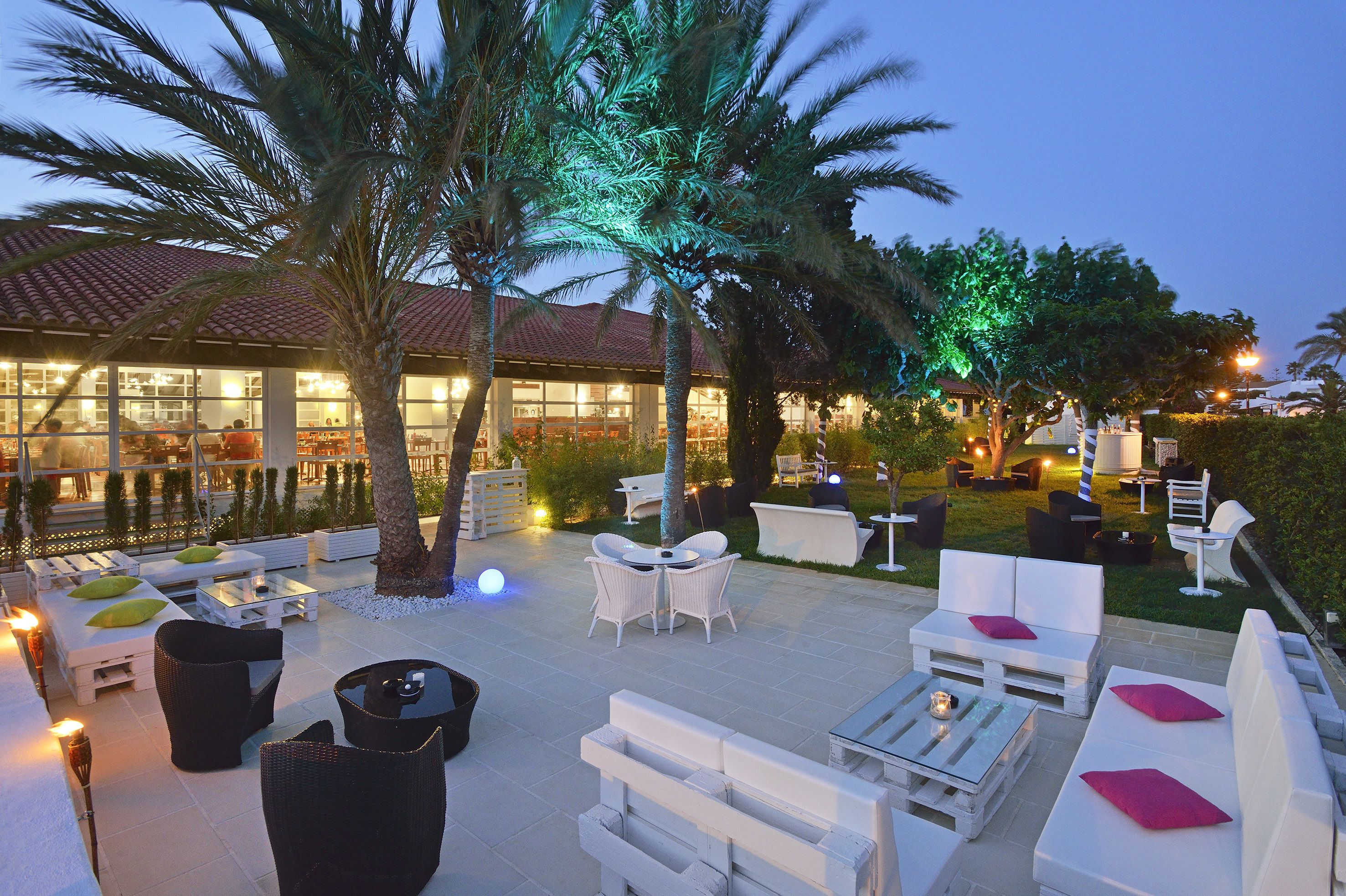 2 bars/lounges, lobby lounge