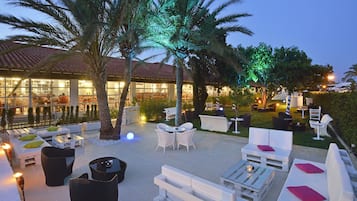 2 bars/lounges, lobby lounge