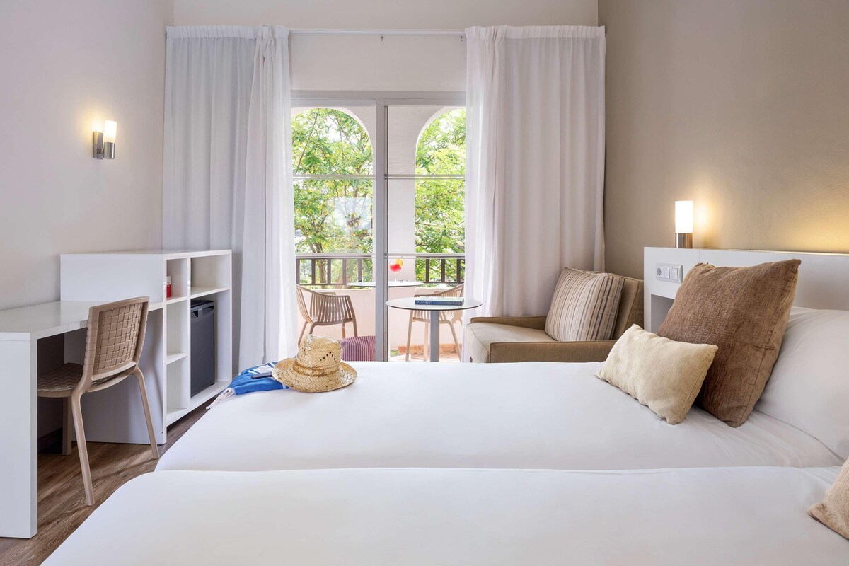 Minibar, escritorio, cortinas opacas y tabla de planchar con plancha