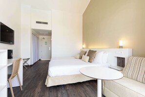 Minibar, desk, blackout curtains, iron/ironing board - Sol Falcó Menorca (Ciutadella de Menorca)