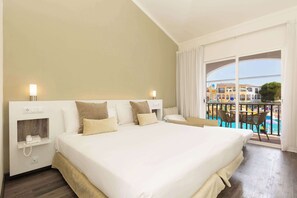 Minibar, bureau, rideaux occultants, fer et planche à repasser