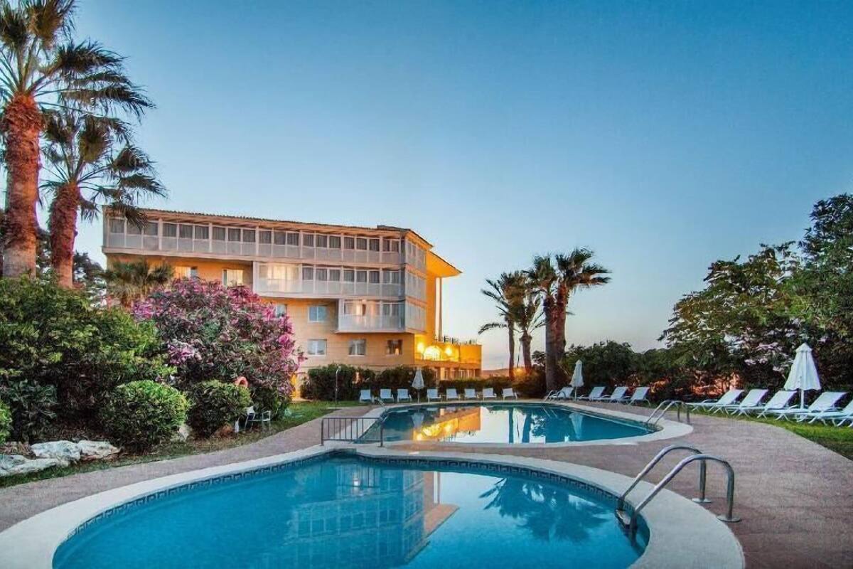 Pool | Seasonal outdoor pool, sun loungers