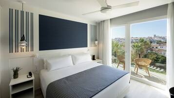 Een minibar, een kluis op de kamer, individueel gemeubileerd, een bureau