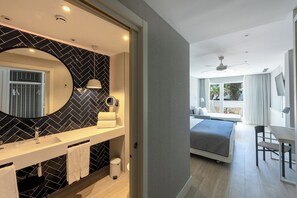 Premium Family Room, Garden View | Minibar, in-room safe, individually furnished, desk