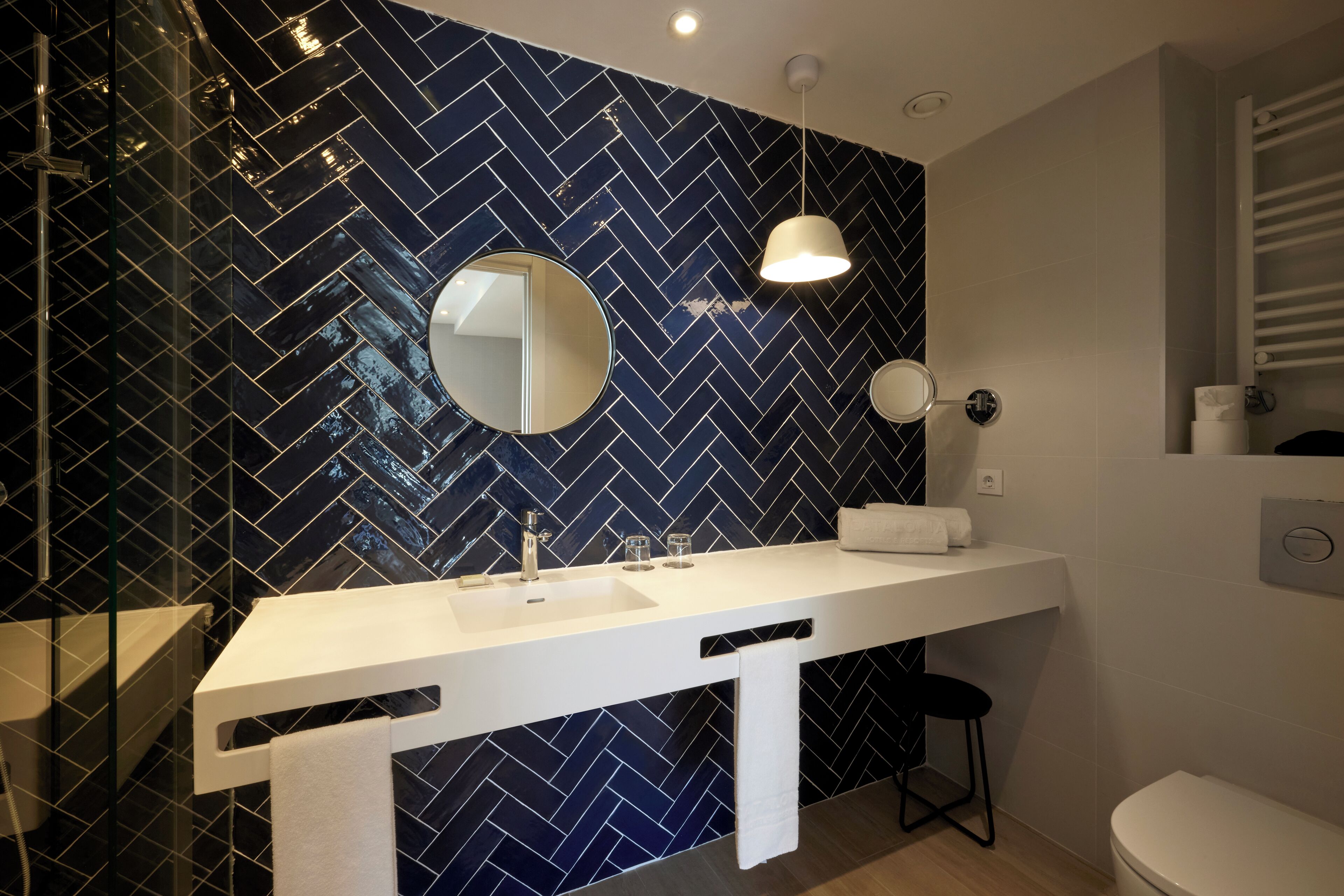 bathtub, deep-soaking bathtub, eco-friendly toiletries, hair dryer