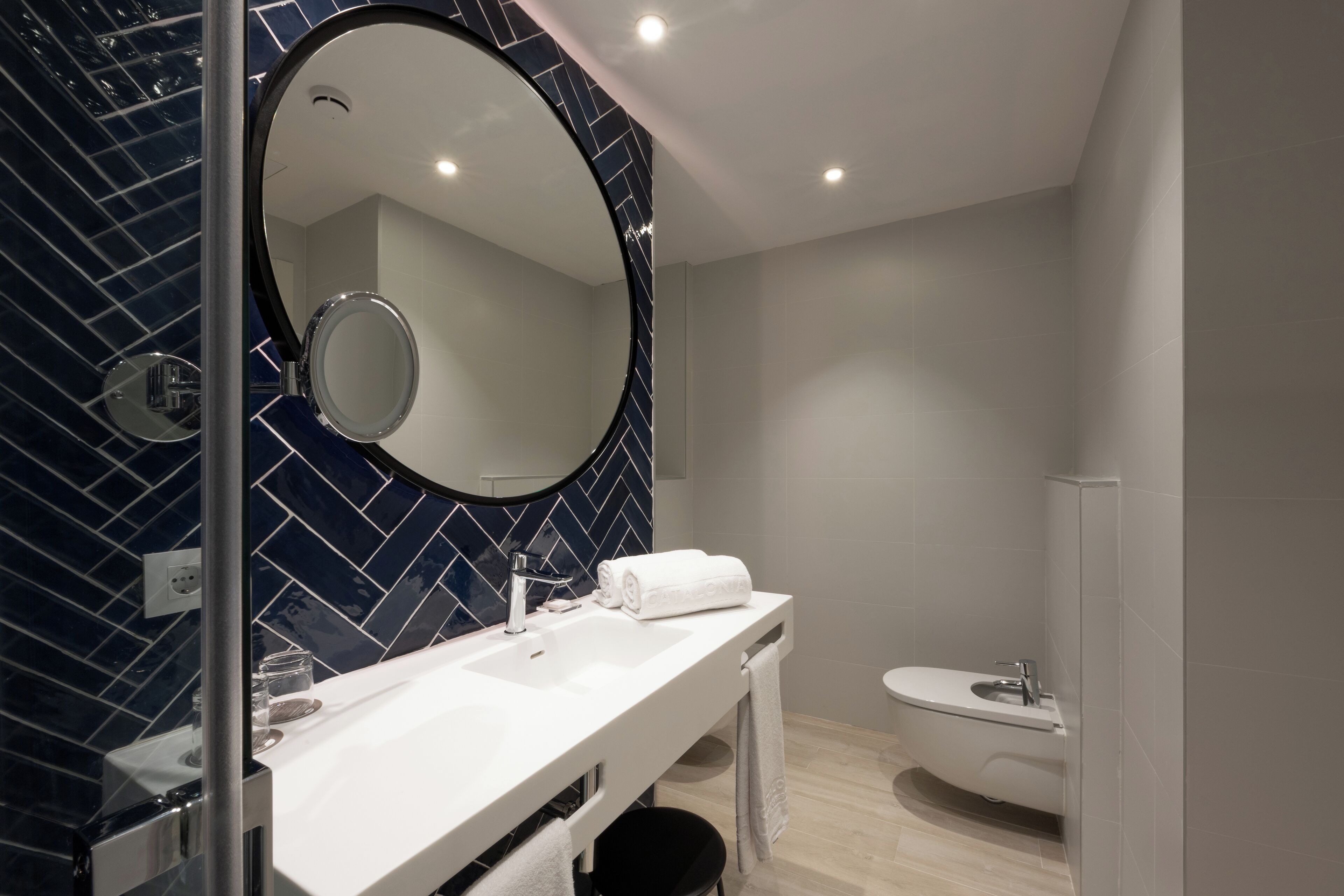 bathtub, deep-soaking bathtub, eco-friendly toiletries, hair dryer