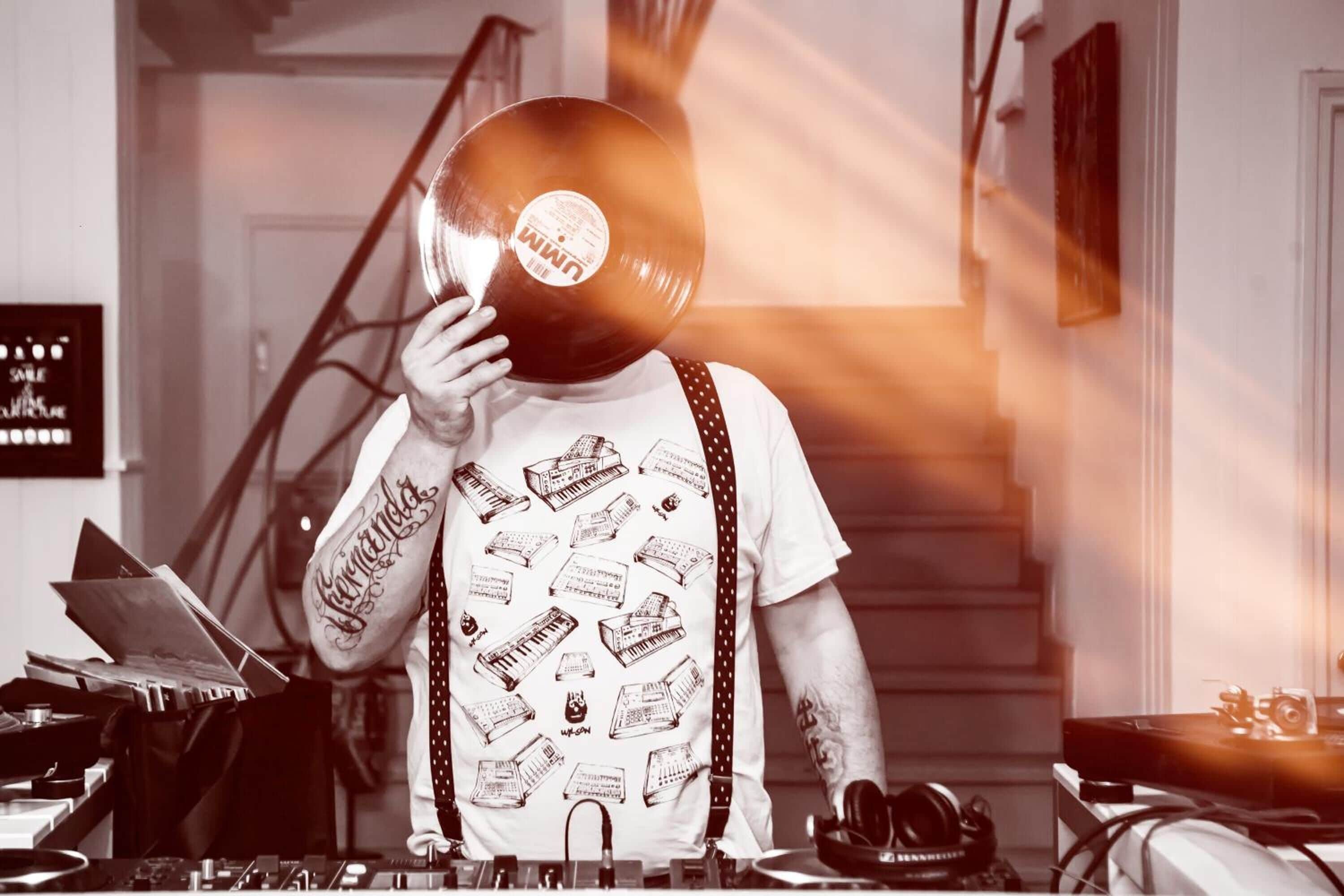 breakfast, lunch, dinner served; international cuisine