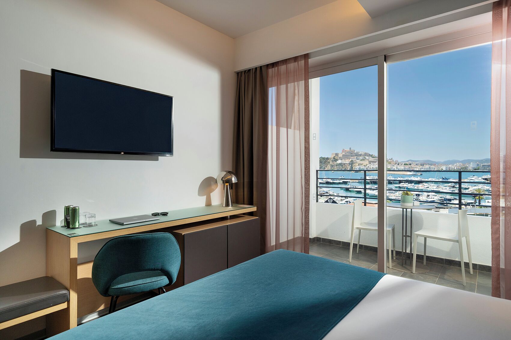 deluxe double room, sea view | 1 bedroom, premium bedding, minibar, in-room safe