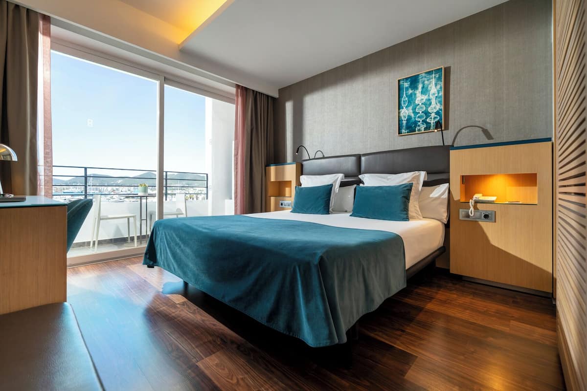 deluxe double room, sea view | 1 bedroom, premium bedding, minibar, in-room safe