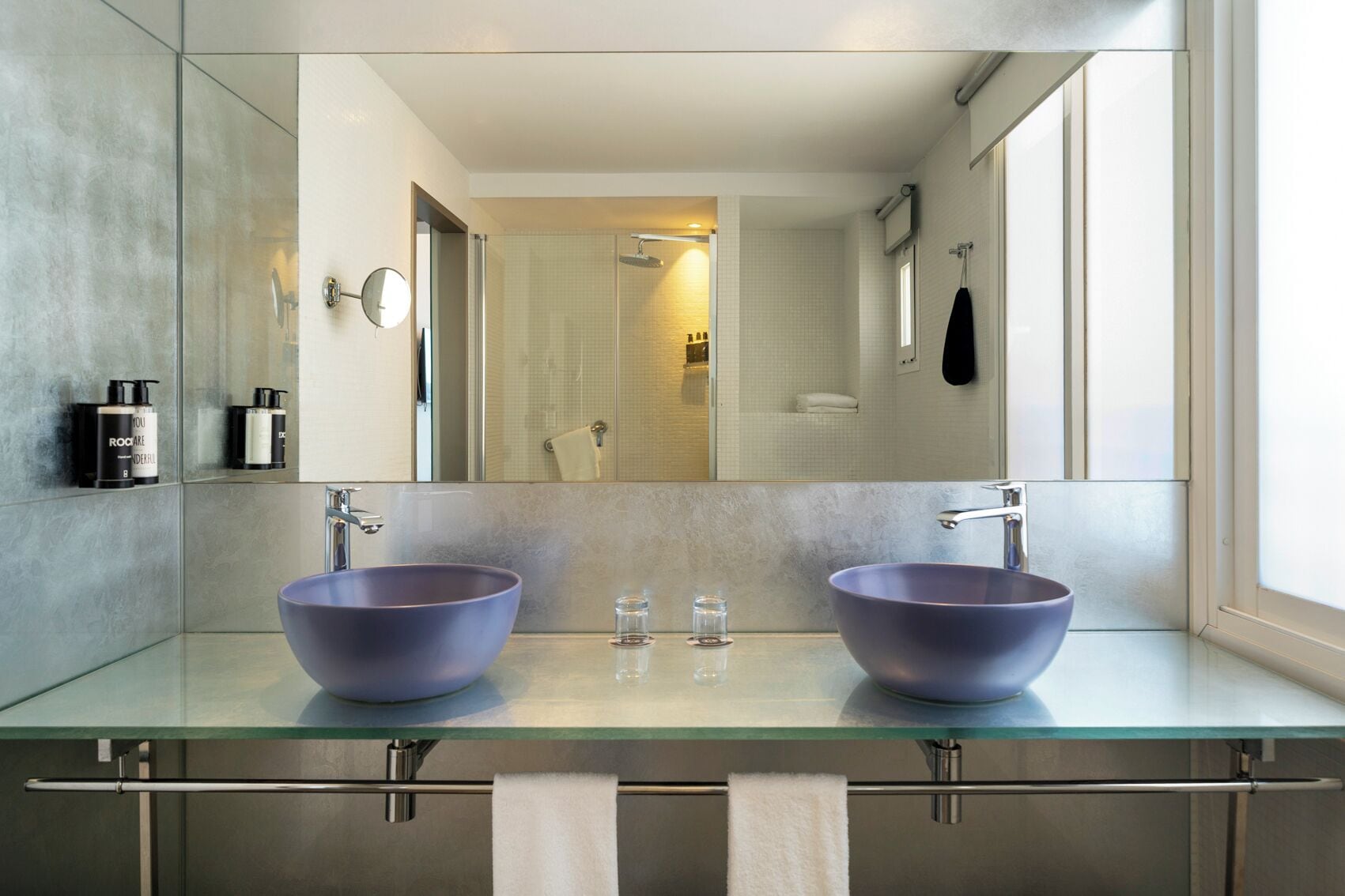 suite, sea view (dalt vila) | bathroom | designer toiletries, hair dryer, slippers, towels