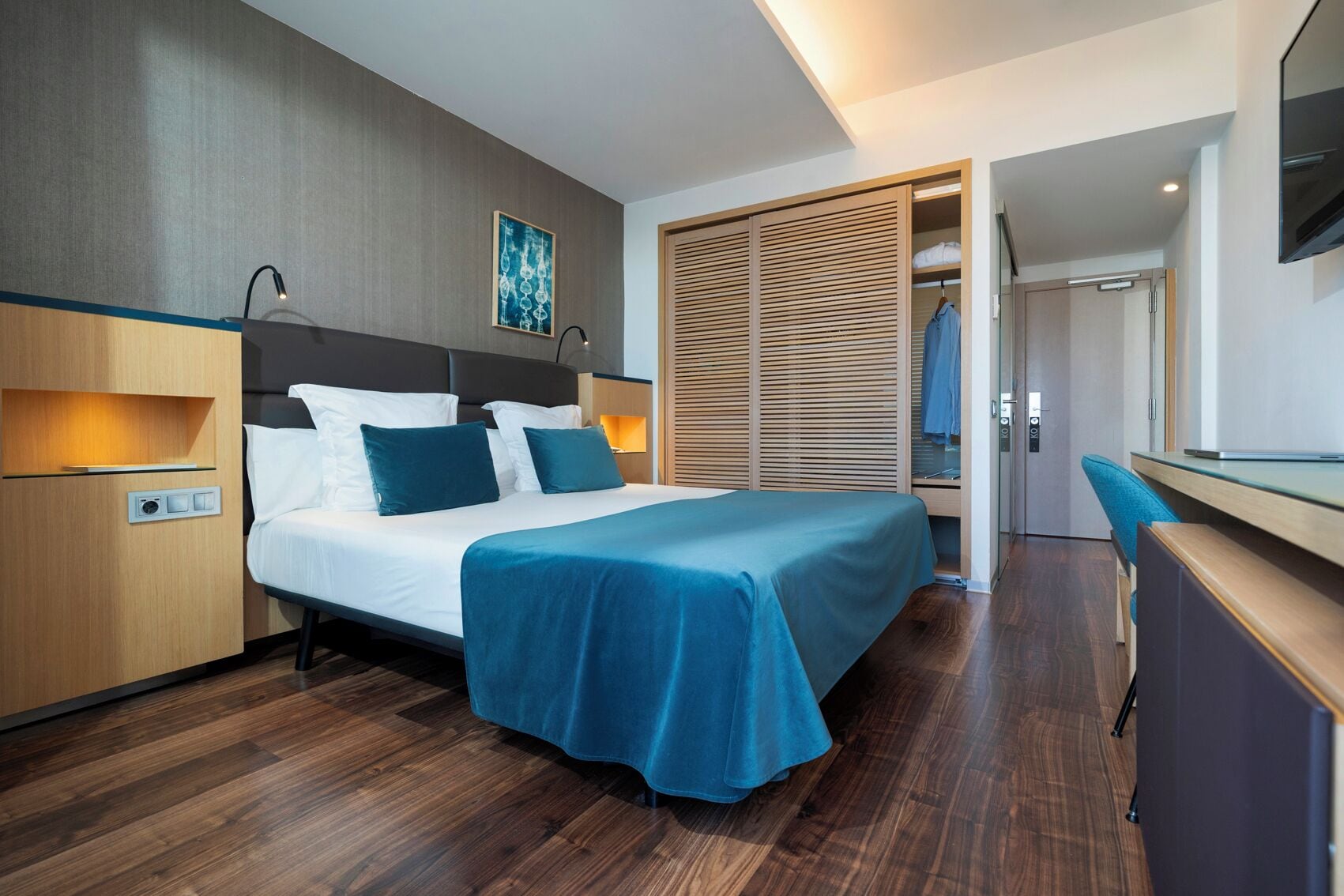 deluxe double room, sea view | living area | 32-inch plasma tv with satellite channels, tv