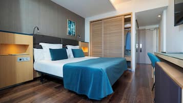 Quarto casal luxo, vista para o mar | Área de estar | TV de plasma 32 polegadas com canais via satélite, TV