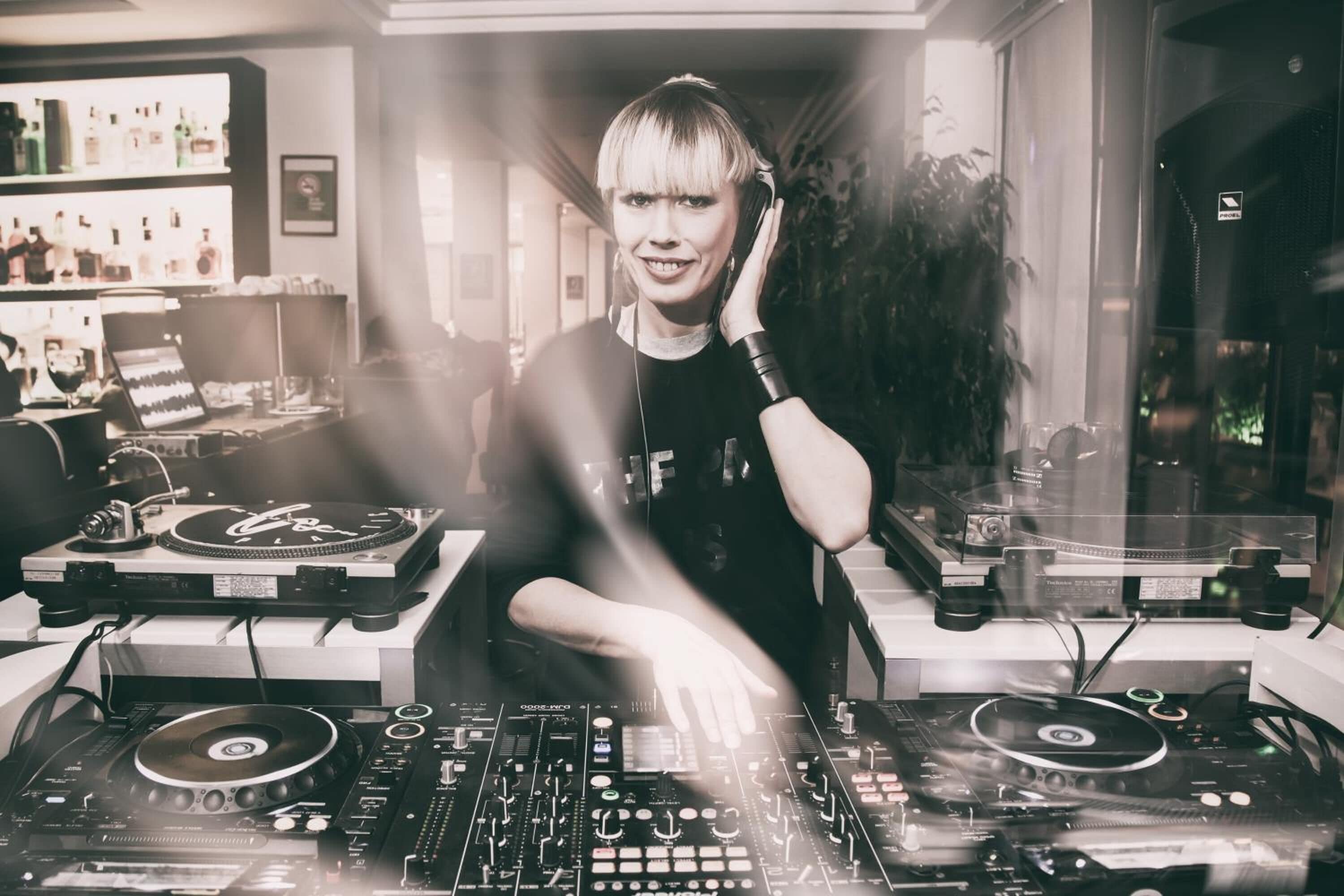 breakfast, lunch, dinner served; international cuisine