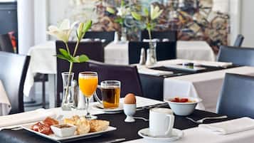 Frukost, lunch och middag serveras