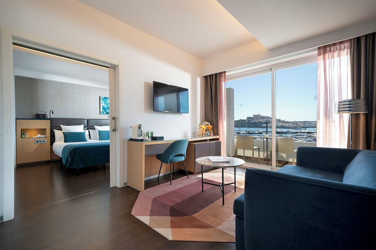Suite, sjøutsikt (Dalt Vila) | Sengetøy av topp kvalitet, minibar, safe på rommet og blendingsgardiner