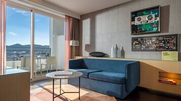 Suite, vista mare (Dalt Vila) | Area soggiorno | TV al plasma 32 pollici con canali satellitari, TV