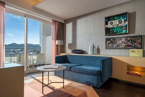 Suite, uitzicht op zee (Dalt Vila) | Woonruimte | Een 32-inch plasmatelevisie met satellietzenders en televisie