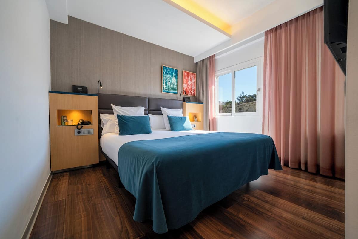 Suite, vista parcial al mar (Formentera) | 1 habitación, ropa de cama de alta calidad y minibar