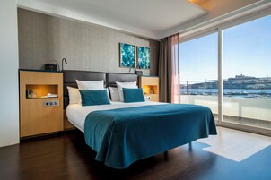 Ropa de cama de alta calidad y minibar 