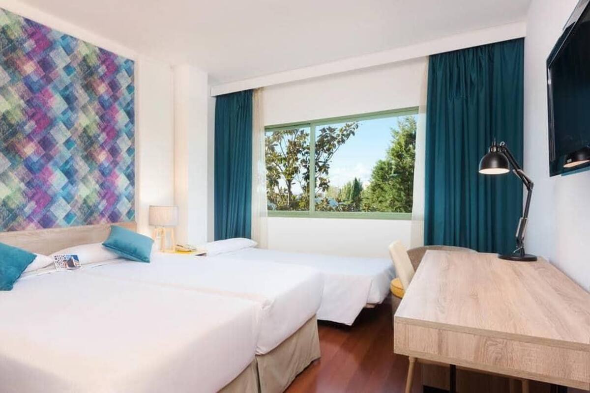 Hochwertige Bettwaren, Minibar, Zimmersafe, Schreibtisch